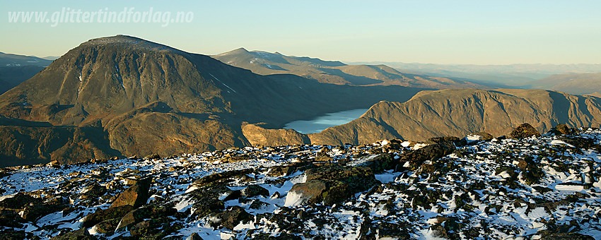 Oppunder toppen på Kvassryggen med utsikt nordover i retning Besshøe (2258 moh), Bessvatnet, Besseggen og Veslfjellet.