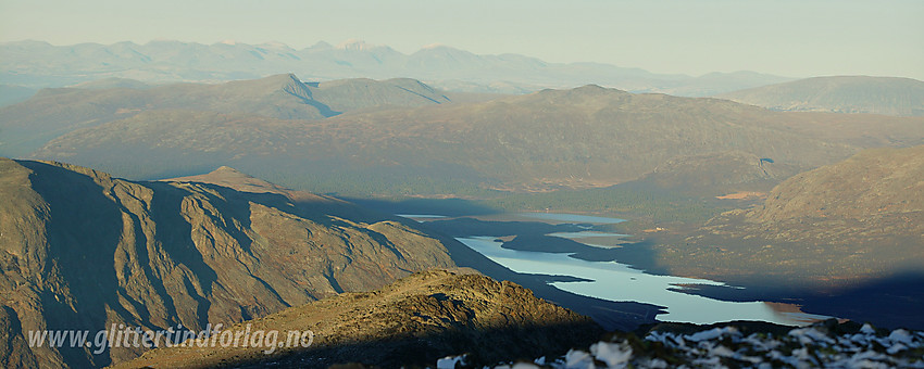 Utsikt i nordøstlig retning fra Kvassryggen mot Sjodalen, Sjugurdsjøpiggen og helt til Rondane.