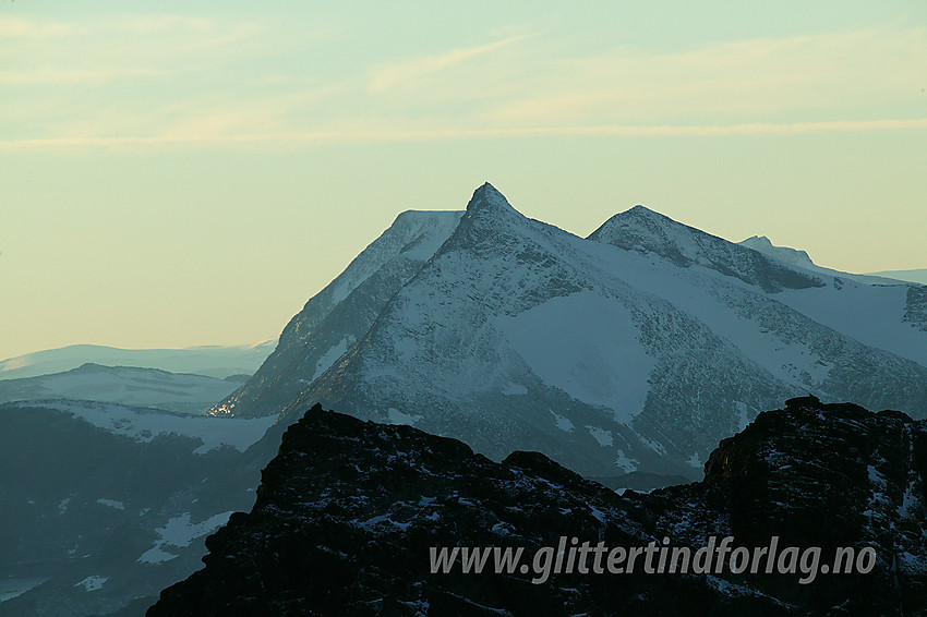 Med sterk telelinse fra Kvassryggen mot Skarddalseggje (2159 moh). Delvis skjult bak Skarddalseggje til venstre ses Store Rauddalstinden (2157 moh) og til høyre ses Skarddalstinden (2100 moh). I forgrunnen Sørtoppen på Eggen.