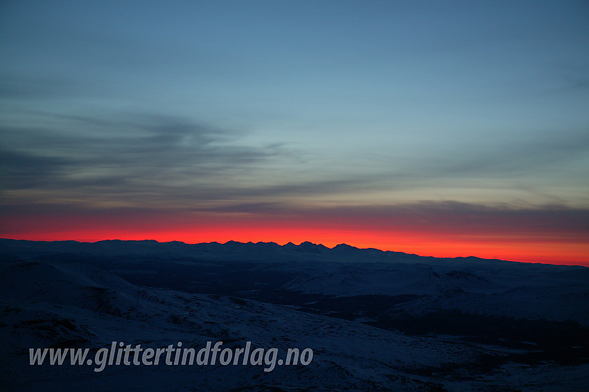 Morgenrøde over Rondane sett fra Besshøe en aprilmorgen.