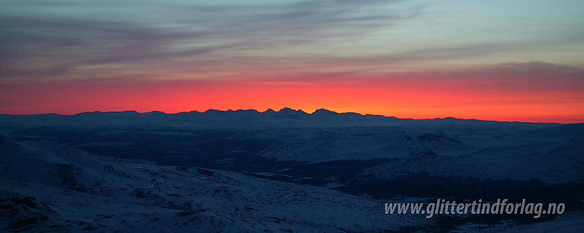 Morgenrøde over Rondane sett fra Besshøe en aprilmorgen.