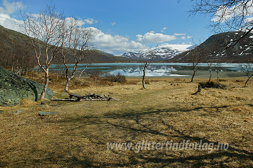 Ved Hamnsanden en maidag med utsikt sørøstover i retning Gjendeosen og Heimdalshøe (1843 moh). Her er det flotte teltplasser, kun en halvtimes gange fra Gjendeosen.