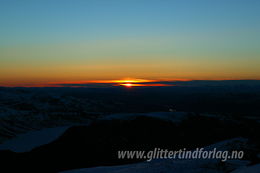 Solrenningen en maidag på toppen av Høgdebrotet (2226 moh).