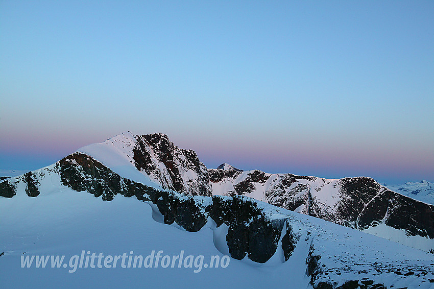 Fra Høgdebrotet vestover mot Steinflytinden (2318 moh) og Tjønnholstinden (2329 moh). I forgrunnen til venstre ses øvre del av Steinflybrean.