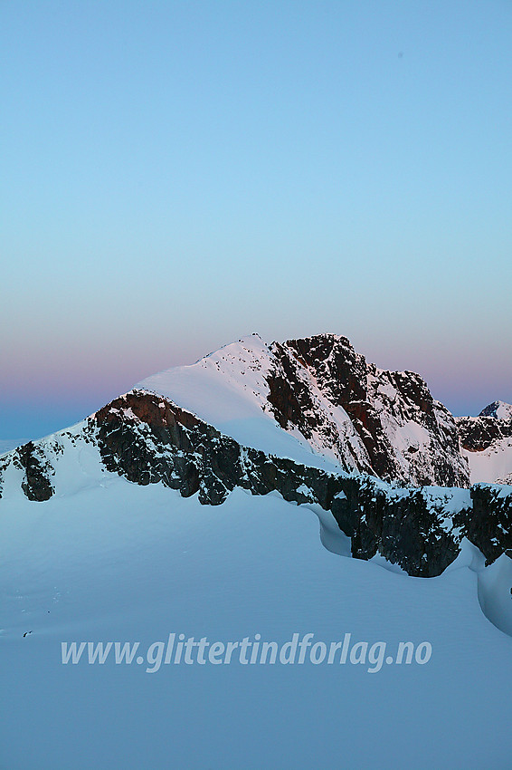 Fra Høgdebrotet vestover mot Steinflytinden (2318 moh) og Tjønnholstinden (2329 moh). I forgrunnen ses øvre del av Steinflybrean.