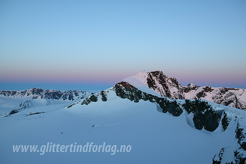 Fra Høgdebrotet vestover mot Steinflytinden (2318 moh) og Tjønnholstinden (2329 moh). I forgrunnen ses øvre del av Steinflybrean. Bak til venstre ses Kalvehøgde (2208 moh).