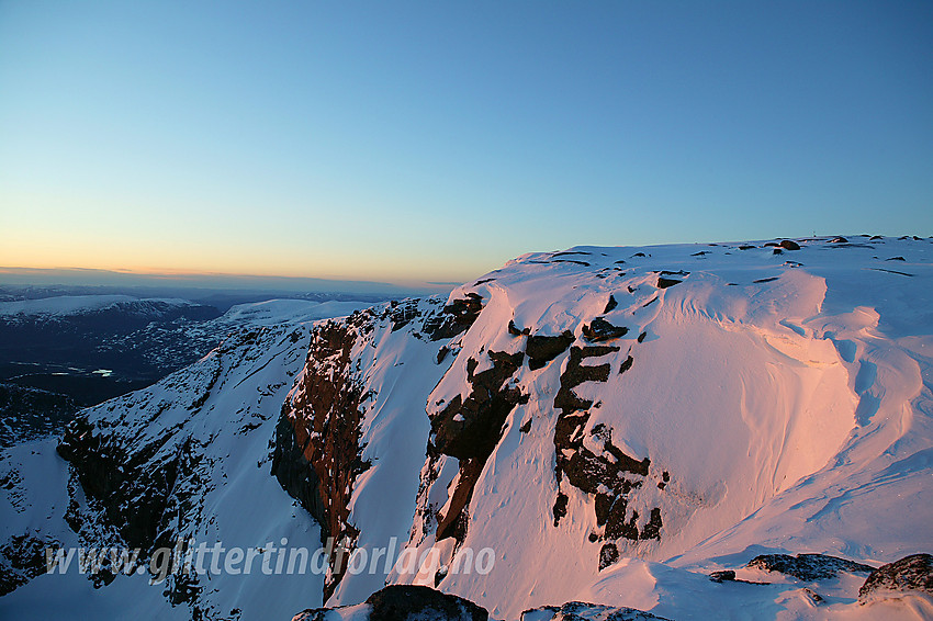 Soloppgang over Høgdebrotet (2226 moh) med det nordvendte stupet i forgrunnen. 