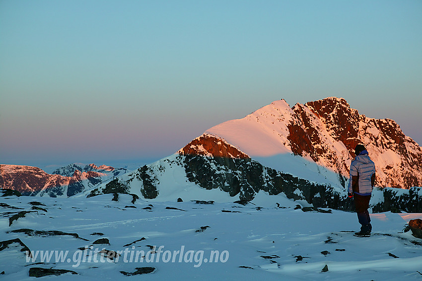 Vårmorgen på toppen av Høgdebrotet med utsikt vestover til Steinflytinden (2318 moh) og Tjønnholstinden (2329 moh).