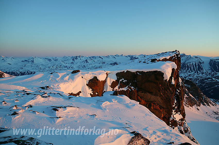 Liten sekundærtopp rett nordvest for Høgdebrotet. I bakgrunnen ser man nord til nordvestover, inn i Jotunheimen.