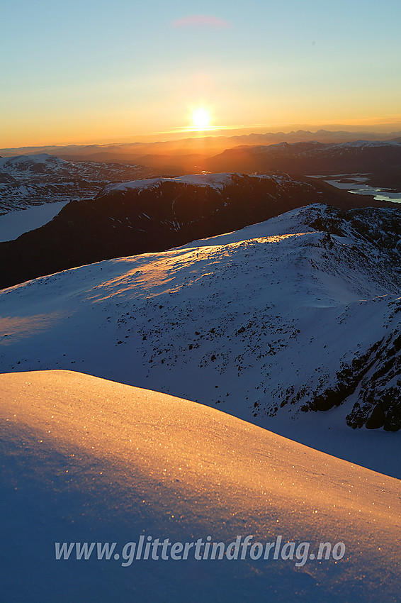 Utsikt i nordlig retning fra Høgdebrotet ved soloppgang. Vi ser Kvassryggen (2071 moh), Bukkehåmåren og Veslfjellet, for å nevne noe.