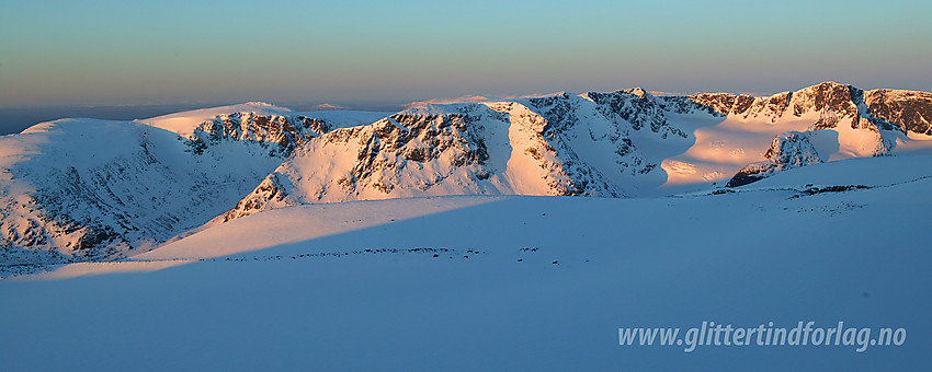 Utsikt fra Høgdebrotet sørover til Kalvehøgde med Vestre Kalvehøgde (2208 moh) som den høyeste og Rasletinden (2105 moh).