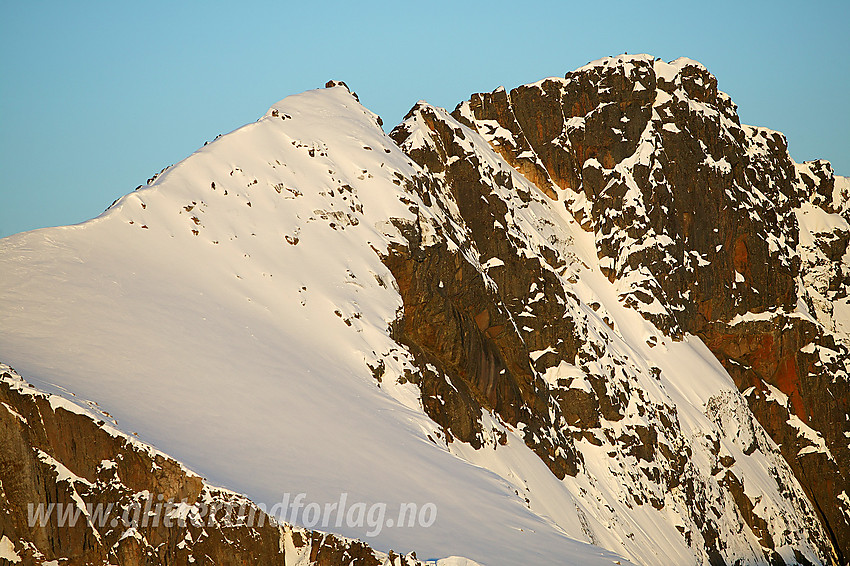 Steinflytinden (2318 moh) og Tjønnholstinden (2329 moh) sett fra Høgdebrotet med telelinse.