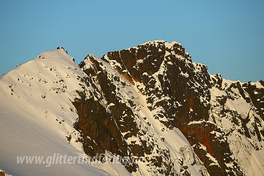 Steinflytinden (2318 moh) og Tjønnholstinden (2329 moh) sett fra Høgdebrotet.