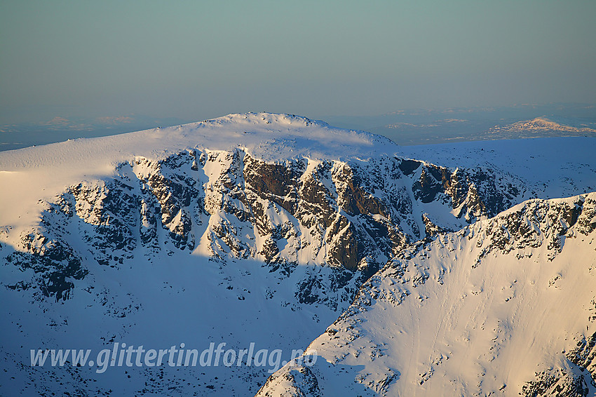 Rasletinden (2105 moh) sett fra Høgdebrotet. I forgrunnen til høyre ses en del av nordøstryggen fra Leirungsdalen og opp til Munken.