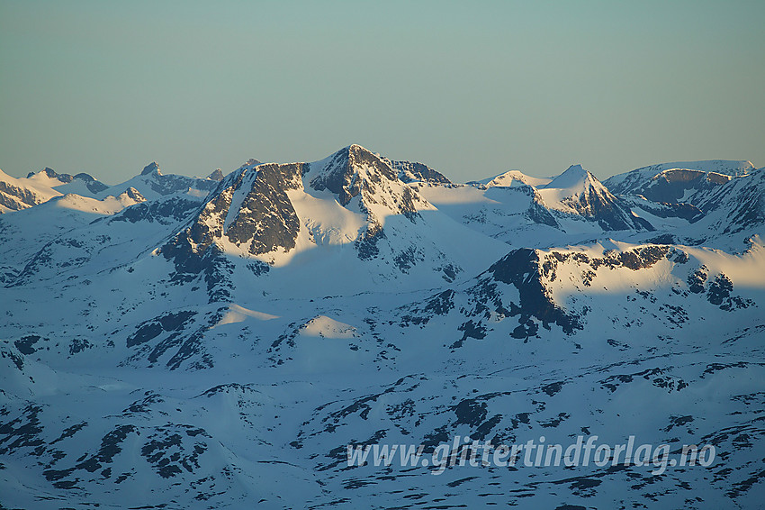 Mede telelinse nordvestover fra Høgdebrotet med Semeltinden (2236 moh) sentralt i bildet.