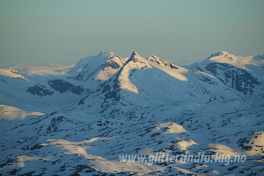 Med telelinse vest til nordvestover fra Høgdebrotet mot bl.a. Skarddalseggje (2159 moh).