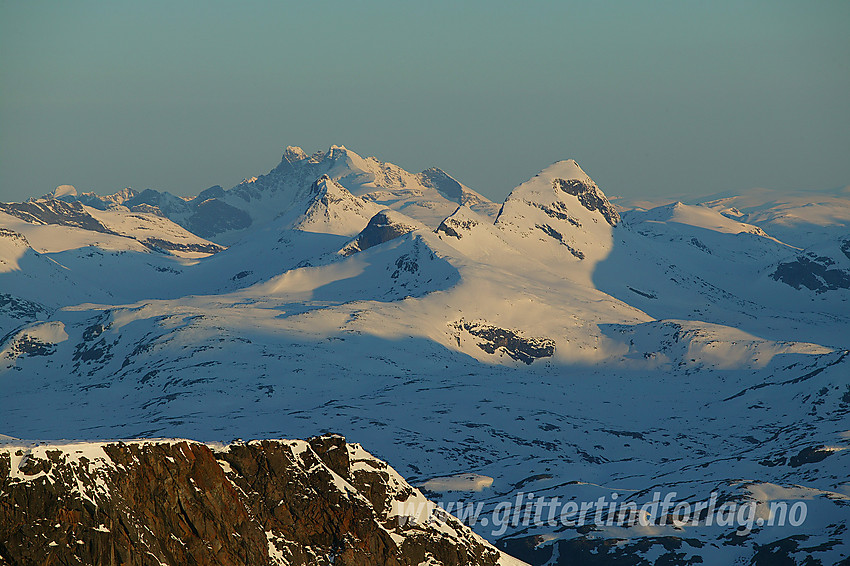 Utsikt i vestlig retning fra Høgdebrotet mot Rauddalseggje (2168 moh), Mjølkedalstinden (2137 moh) og Hurrungane.