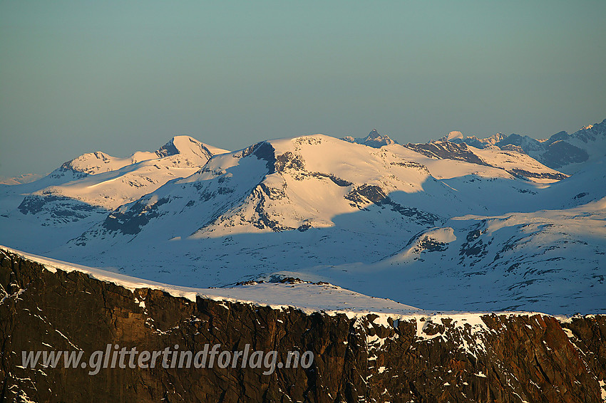 Utsikt i vestlig retning fra Høgdebrotet en flott maimorgen mot i første rekke Snøholstinden (2141 moh). Bak til venstre for den ses også Uranostinden (2157 moh) godt.