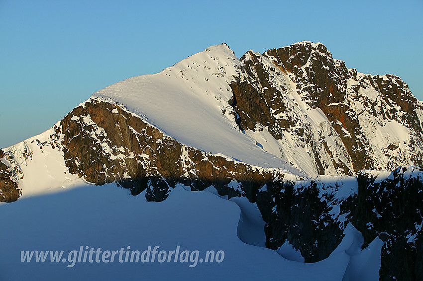 Fra Høgdebrotet mot Steinflytinden (2318 moh) og Tjønnholstinden (2329 moh) en flott maimorgen.