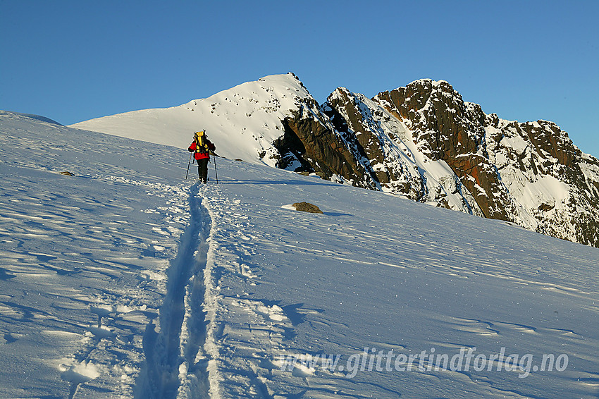 På vei mot Steinflytinden en fortryllende maimorgen. Til høyre på fjellryggen ses Tjønnholstinden (2329 moh).