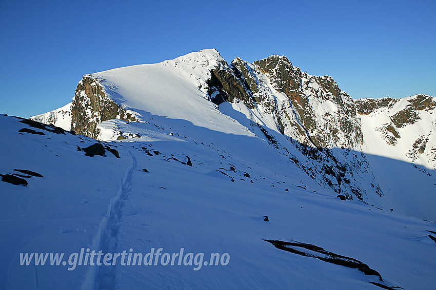 På vei mot Steinflytinden en fortryllende maimorgen. Til høyre på fjellryggen ses Tjønnholstinden (2329 moh).