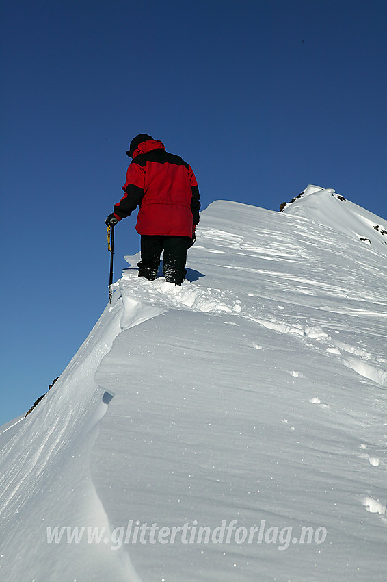 På vei opp snøryggen øst for Steinflytinden.