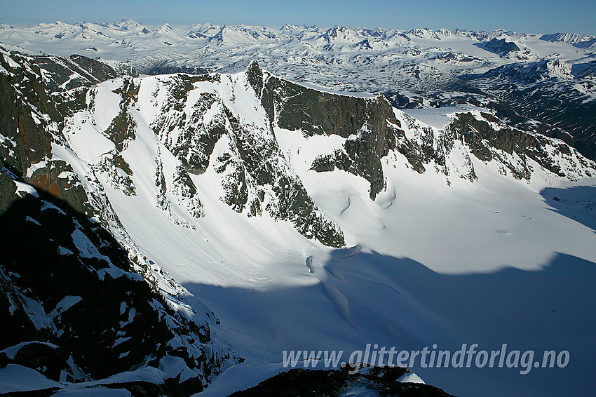 Utsikt fra Steinflytinden ned i Nørdre Tjønnholet og videre inn i Jotunheimen.