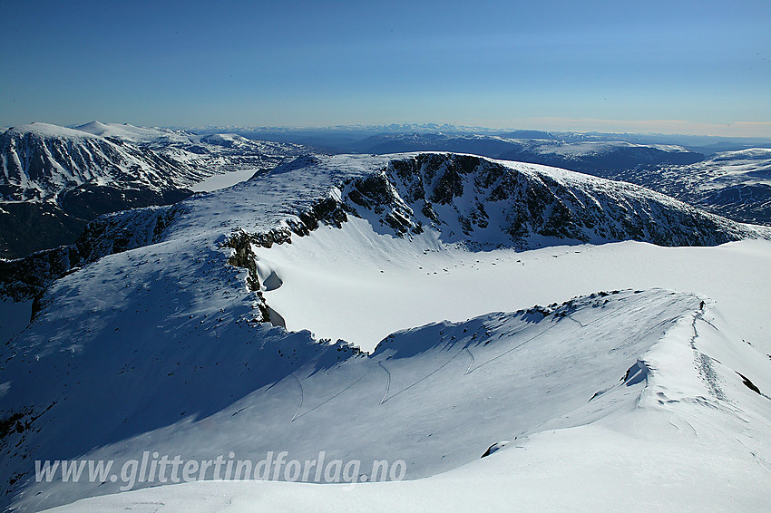 På ryggen like øst for Steinflytinden med utsikt i retning Høgdebrotet (2226 moh).