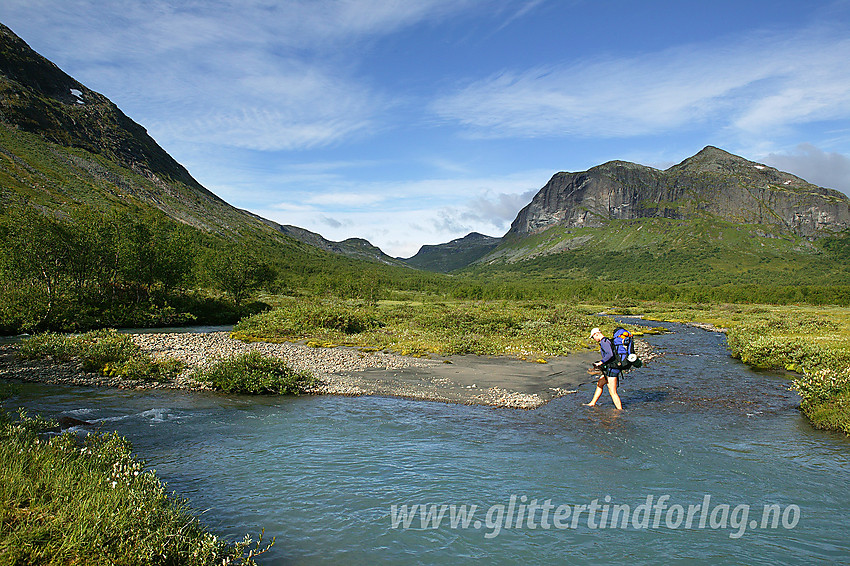 Veslåe krysses like ved der stien gikk tidligere. I bakgrunnen ses Gjendetunga (1516 moh).