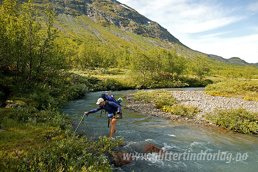 Veslåe krysses like ved der stien gikk tidligere. Nå er denne lagt om og går lenger opp i fjellsiden mot Svartdalspiggen i bakgrunnen.