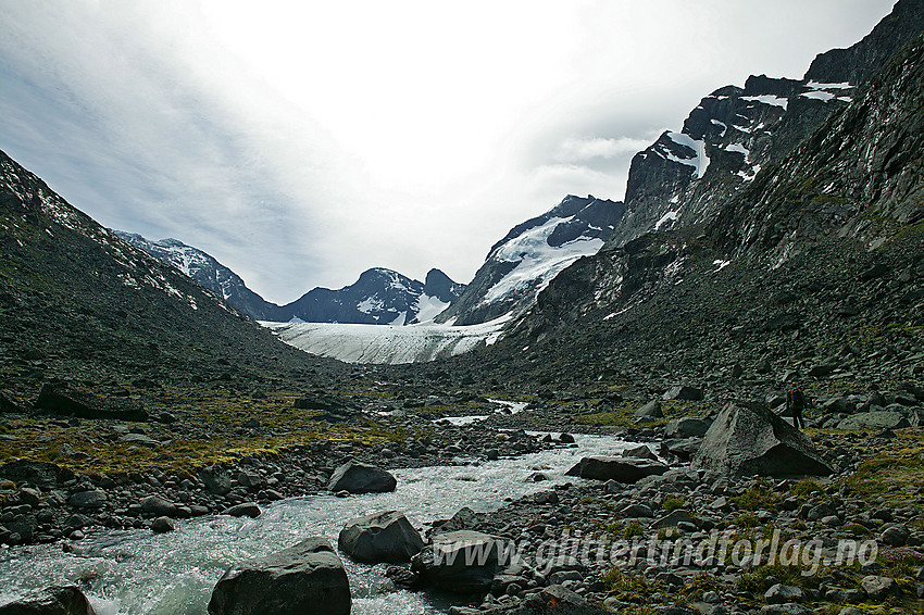 På vei inn i Knutsholet langs Knutsholsåe. I bakgrunnen Knutsholsbrean med bl.a. Vestre Leirungstinden (2250 moh) og Vesle Knutsholstinden (2205 moh) i bakgrunnen og Store Knutsholstinden (2341 moh) noe til høyre.