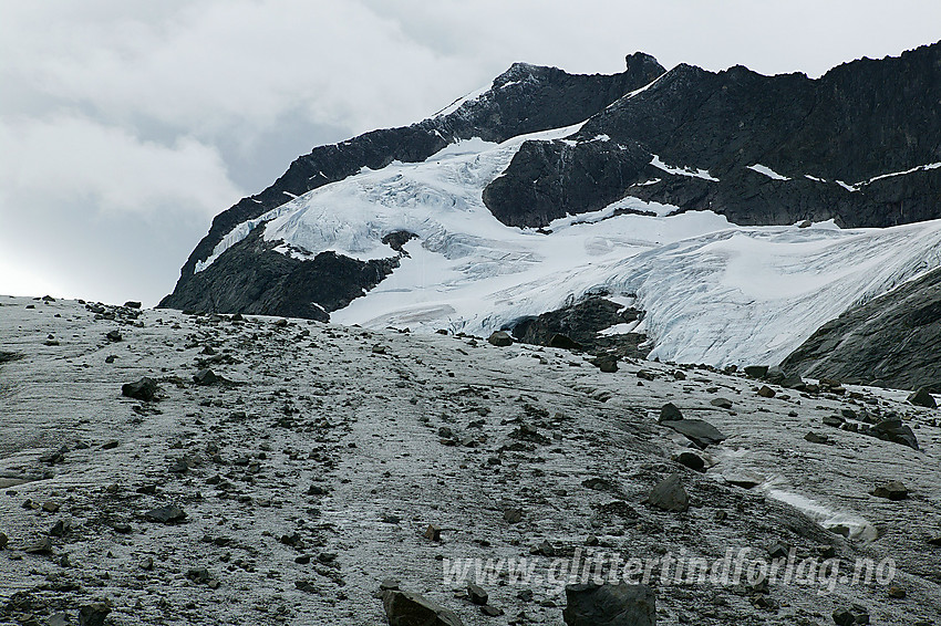 Nederst på Knutsholsbrean med utsikt mot Knutsholstinden (2341 moh) sin østvegg med den karakteristiske hengebreen.