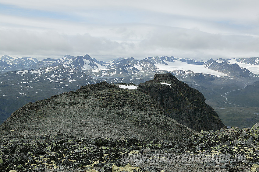 På ryggen like nord for Midtre Skarvflytinden med utsikt nordover til de nordlige punktene på ryggen og videre innover i Jotunheimen.