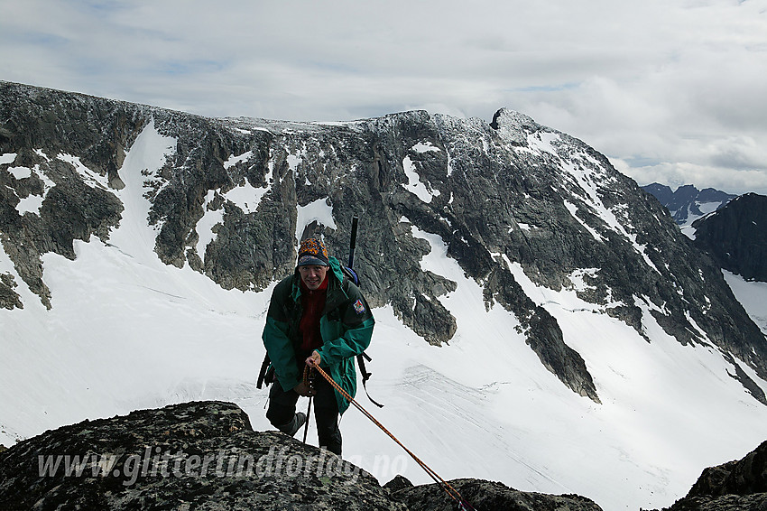 Rappell fra Midtre Skarvflytinden (2154 moh) mot sør med Austre Leirungstinden (2280 moh) og Nord for Austre Leirungstinden (ca. 2260 moh) i bakgrunnen. I det fjerne bak til høyre ses Torfinnstindane.