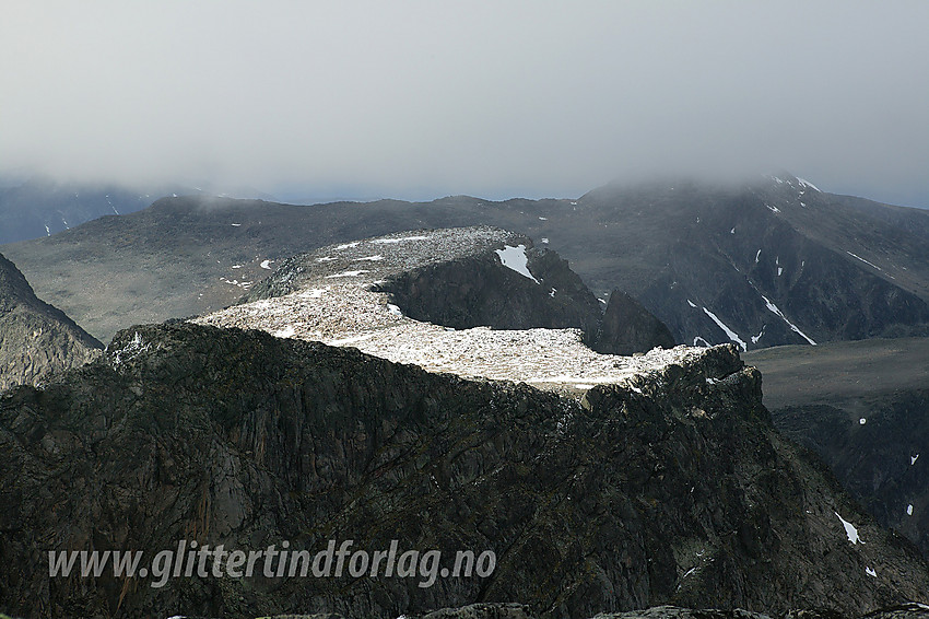 Fra Austre Leirungstinden nordøstover mot Skarvflyløyfttinden og videre bort mot Tjønnholstinden som gjemmer seg i tåka.