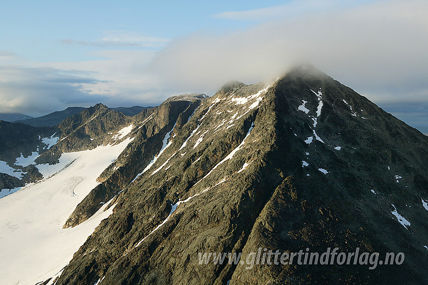 Austre Leirungstinden (2280 moh) sett fra vest. Å følge eggen direkte på vestsiden av Austre Leirungstinden er krevende. Det er derfor vanligere å holde litt mot sør (til høyre for eggen på bildet) om man går opp eller ned den veien.