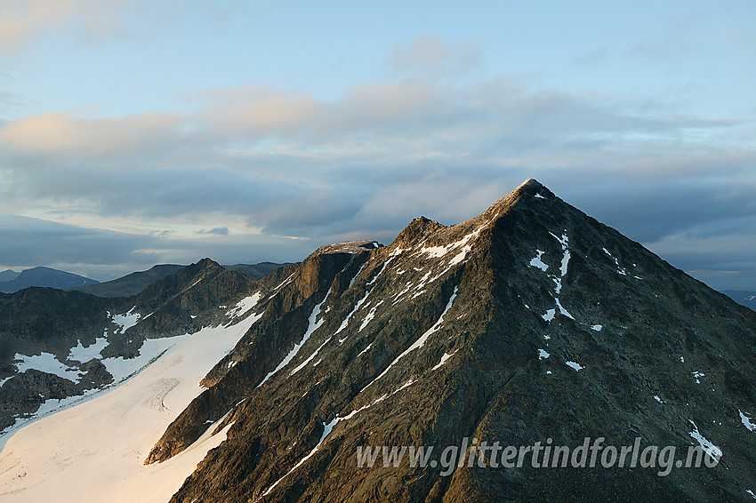 Austre Leirungstinden (2280 moh), Nord for Austre Leirungstinden (ca. 2260 moh) og Skarvflyløyfttinden (2250 moh) sett fra vest.