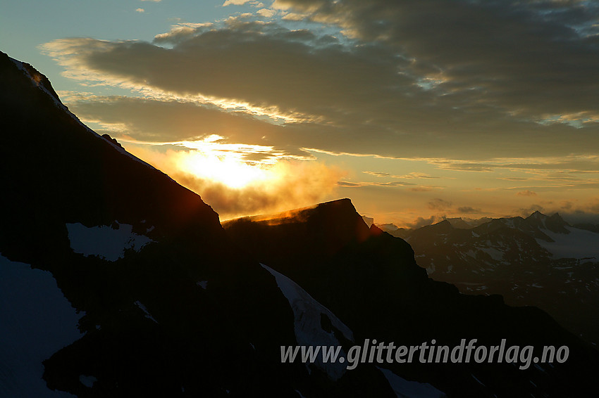 Utsikt fra Midtre Leirungstinden (ca. 2130 moh) rett før solnedgang. Det tydelige skråplatået med en glødende, dansende sky på, er Nørdre Knutsholstinden (2185 moh).