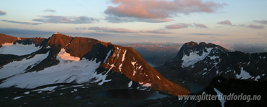 Fra Midtre Leirungstinden i sørlig retning mot Kalvehøgde, Leirungsbrean, Leirungskampen og Torfinnstindane ved solnedgang.