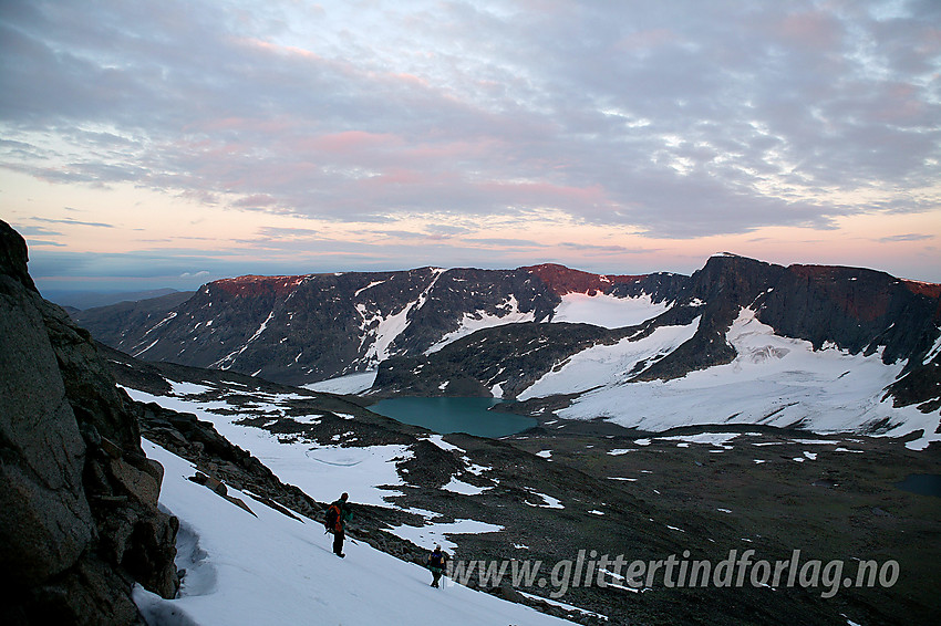 På vei fra Midtre Leirungstinden ned mot Leirungsdalen. I bakgrunnen Kalvehøgde (2208 moh) og Leirungsbrean.