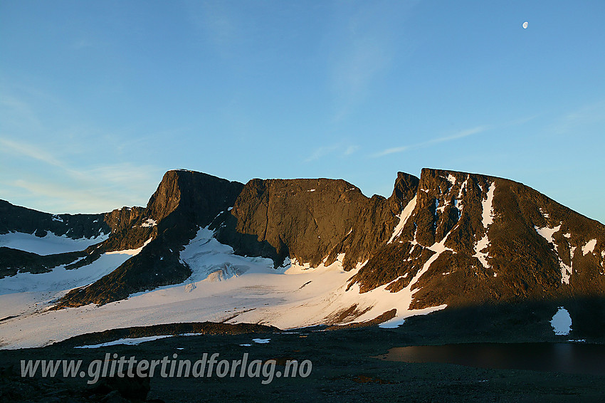 Morgenstemning øverst i Leirungsdalen. Her mot den øverste av Leirungsbrean samt Kalvehøgde (2208 moh) og Leirungskampen (2079 moh).