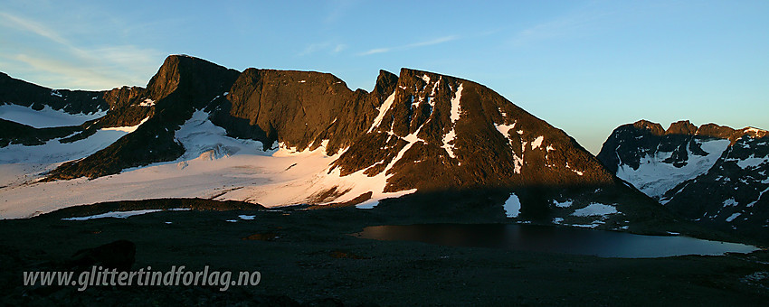 Morgenstemning øverst i Leirungsdalen. Her mot den øverste av Leirungsbrean samt Kalvehøgde (2208 moh) og Leirungskampen (2079 moh). Torfinnstindane bak til høyre.