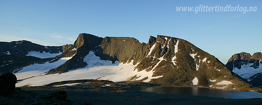 Morgenstemning øverst i Leirungsdalen. Her mot den øverste av Leirungsbrean samt Kalvehøgde (2208 moh) og Leirungskampen (2079 moh). Torfinnstindane bak til høyre.