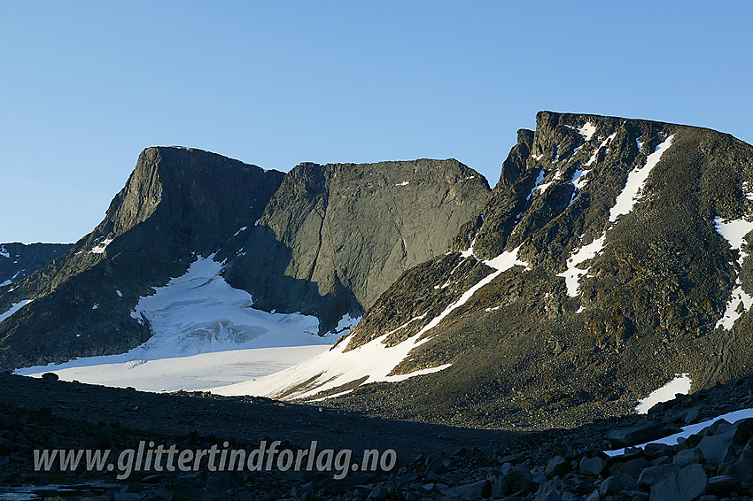 På vei opp mot Vestre Leirungstindens sørrygg med utsikt i sør til sørøstlig retning mot Vestre Kalvehøgde (2208 moh) og Leirungskampen (2079 moh).