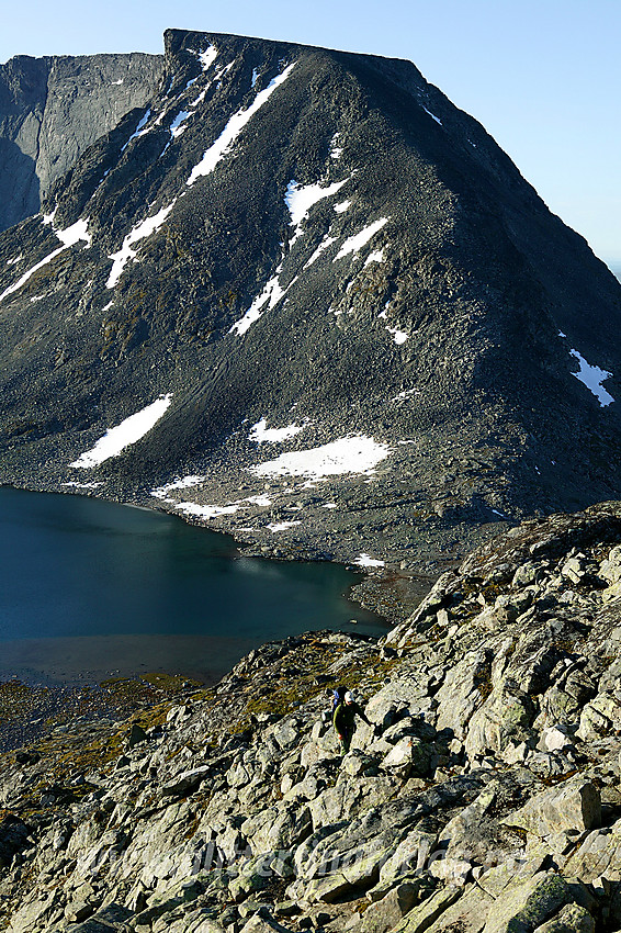 På vei opp sørryggen mot Vestre Leirungstinden med Leirungstjønne, Svartdalsbandet og Leirungskampen (2079 moh) i bakgrunnen.