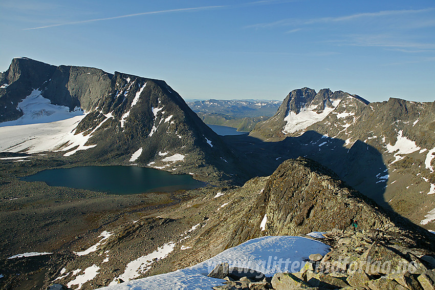 På vei oppover sørryggen mot Vestre Leirungstinden med utsikt sørover mot Leirungstjønne, Kalvehøhde, Leirungskampen og Torfinnstindane, for å nevne noe.