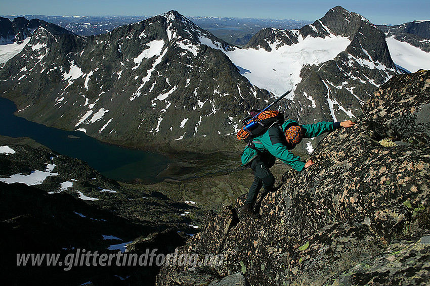 Klyving opp mot Vesle Knutsholstinden (2205 moh) fra sør. I bakgrunnen Svartdalen, Kvitskardtinden (2193 moh) og Mesmogtinden (2264 moh), for å nevne noe.