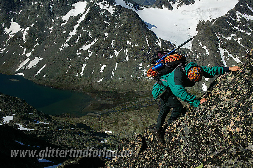 Klyving opp mot Vesle Knutsholstinden (2205 moh) fra sør. I bakgrunnen Svartdalen og breen mellom Kvitskard- og Mesmogtinden.