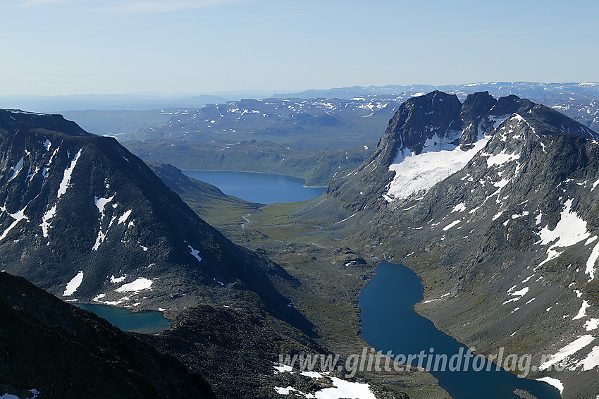 Utsikt sørover fra Vesle Knutsholstinden ned Torfinnsdalen til Bygdin. Til høyre ruver Torfinnstindane (2120 moh).