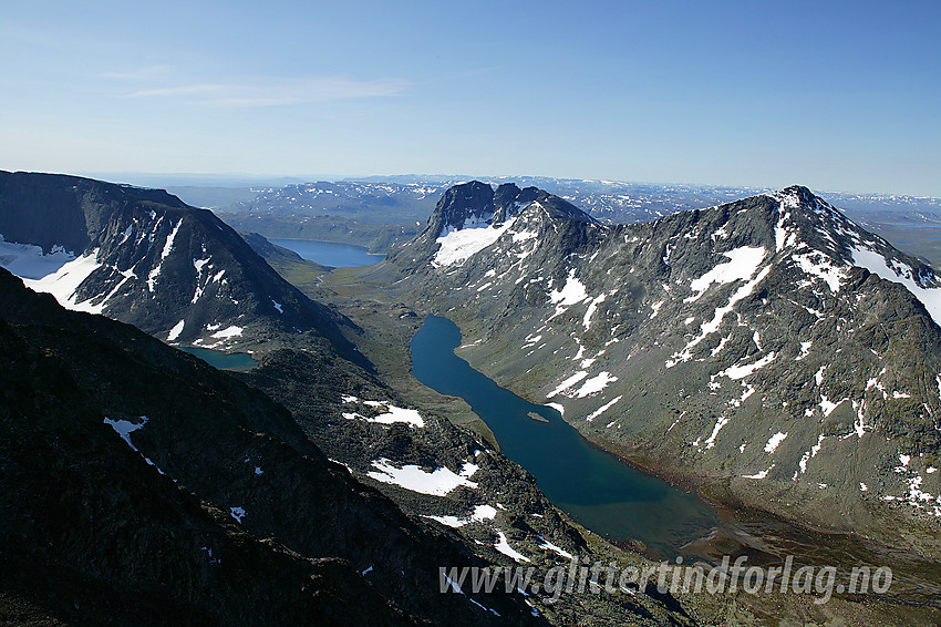 Utsikt sørover fra Vesle Knutsholstinden mot Svartdalen og Torfinnsdalen, hele veien ned til Bygdin. På venstre side ses Kvitskardtinden (2193 moh) og Torfinnstindane (2120 moh).